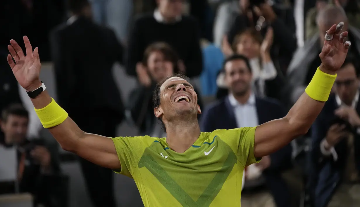 Petenis Spanyol, Rafael Nadal berselebrasi usai mengalahkan Novak Djokovic dari Serbia dalam pertandingan perempat final turnamen French Open 2022 di stadion Roland Garros di Paris, Rabu (1/6/2022). Nadal berhasil melaju ke semifinal usai mengalahkan Djokovic dengan skor 6-2, 4-6, 6-2, 7-6(4). (AP Photo/Christophe Ena)