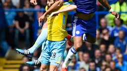 Penyerang Chelsea, Didier Drogba (kanan) berebut bola udara dengan dua pemain Crystal Palace saat Laga Liga Premier Inggris di Stamford Bridge, Minggu (3/5/2015). Chelsea menang 1-0 atas Crystal Palace. (Reuters/Dylan Martinez)