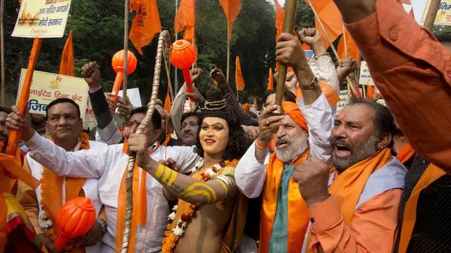 Aksi protes umat Hindu India di situs suci Ayodhya yang diperebutkan (AP Photo)