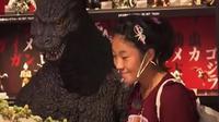 Perempuan asal Jepang wujudkan mimpinya berkencan dengan Godzilla. (dok. tangkapan layar tver.jp)