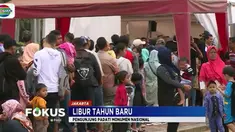 Rintik hujan yang sempat mengguyur Ibu Kota tidak menghentikan antrean para pengunjung. Tidak sedikit dari mereka yang rela antre menunggu untuk dapat naik ke puncak monas.