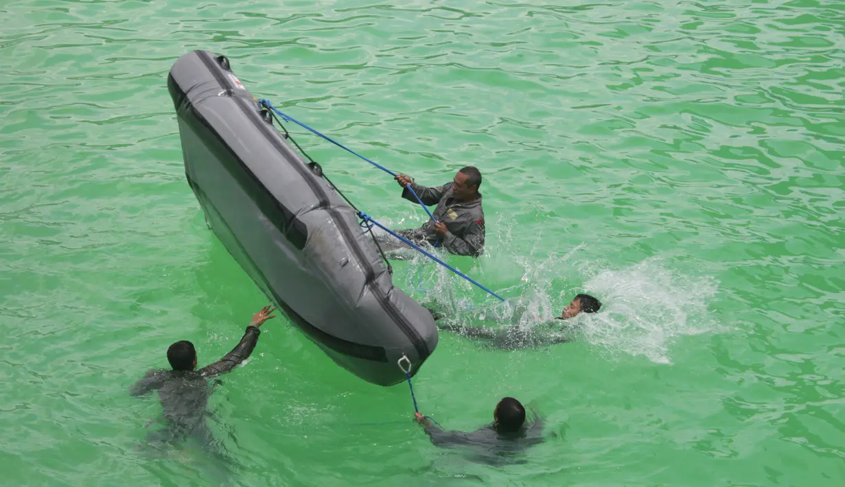 Personel penerbang dan awak Pesud TNI AL melakukan latihan Sea and Junggle Survival menggunakan perahu karet di kolam ranang Puslatdiksarmil Juanda, Surabaya (21/3). Sebanyak 60 personil mengikuti latihan Survival tersebut. (Foto: Dispen AL)