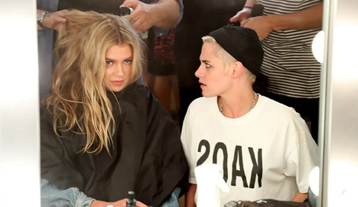 Stella Maxwell dikabarkan tengah bertengkar hebat dengan Kristen Stewart karena dirinya pernah berciuman degan Bella Hadid pada tahun 2015 lalu. (HollywoodLife)