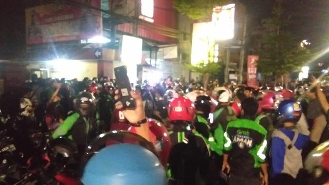 Ratusan driver ojol bertahan di depan Mapolsek Panakukang Makassar menunggu rekannya yang diamankan oleh pihak Polsek (Liputan6.com/ Eka Hakim)