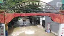 Kondisi banjir yang merendam perumahan Ciledug Indah, Tangerang, Banten, Kamis (2/1/2020). Memasuki hari kedua, kondisi perumahan tersebut masih tergenang banjir setinggi dada orang dewasa. (Liputan6.com/Angga Yuniar)