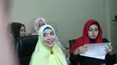Perempuan yang dinikahi ustaz Aswan pada tahun 2011 silam ini beranggapan bahwa ini adalah salah satu penyebab ustaz Aswan tidak banyak memiliki waktu untuk menemuinya. Keberadaan wanita lain pastinya menyita waktu sang ustaz. (Nurwahyunan/Bintang.com)