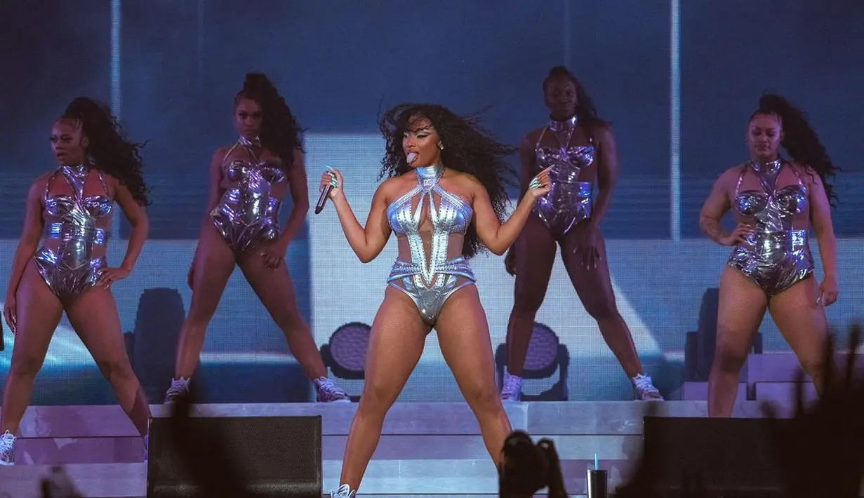 Aksi panggung Megan Thee Stallion memang tak terkalahkan, begitu juga dengan outfitnya. Di atas panggung Coachella 2022, Megan terlihat mengenakan bodysuit dengan detail halter-neck bernuansa perak yang berkilauan. Foto: Instagram.