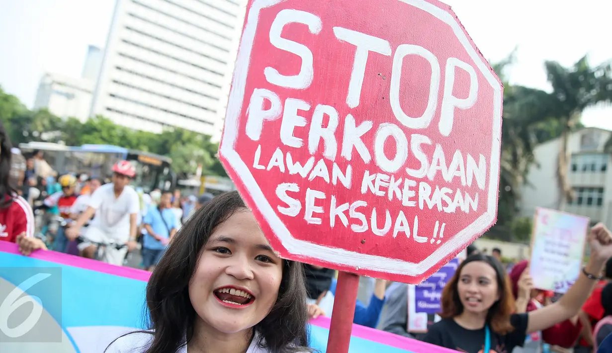 Aktivis wanita dari Jaringan Muda menggelar aksi Stop Kekerasan Seksual saat Car Free Day di Bundaran HI, Jakarta, Minggu (6/12/2015). Dalam aksinya mereka menolak kekerasan seksual dan stop perkosaan. (Liputan6.com/Faizal Fanani)