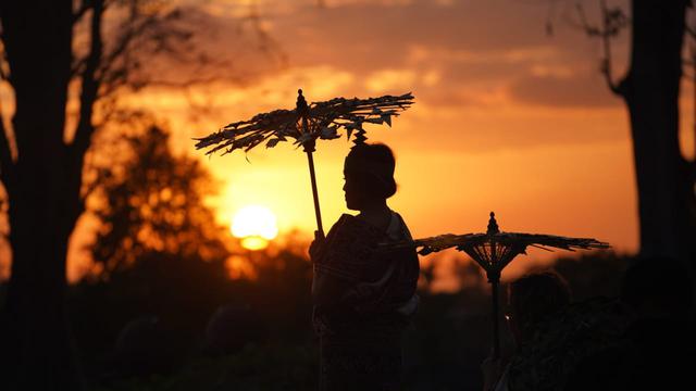 Kreasi Payung Tradisional Nusantara Hadir Di Kawasan Candi