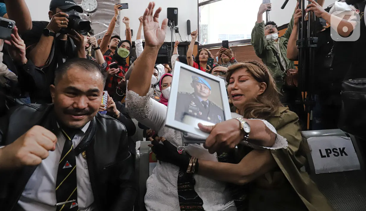 Ibu Brigadir Joshua, Rosti Simanjuntak menangis mendengarkan vonis Majelis Hakim dalam persidangan kasus pembunuhan berencana terhadap putranya dengan terdakwa Ferdy Sambo di Pengadilan Negeri Jakarta Selatan, Jakarta, Senin (13/2/2023). Dalam sidang tersebut, Majelis Hakim memvonis Ferdy Sambo dengan hukuman mati. (Liputan6.com/Faizal Fanani)