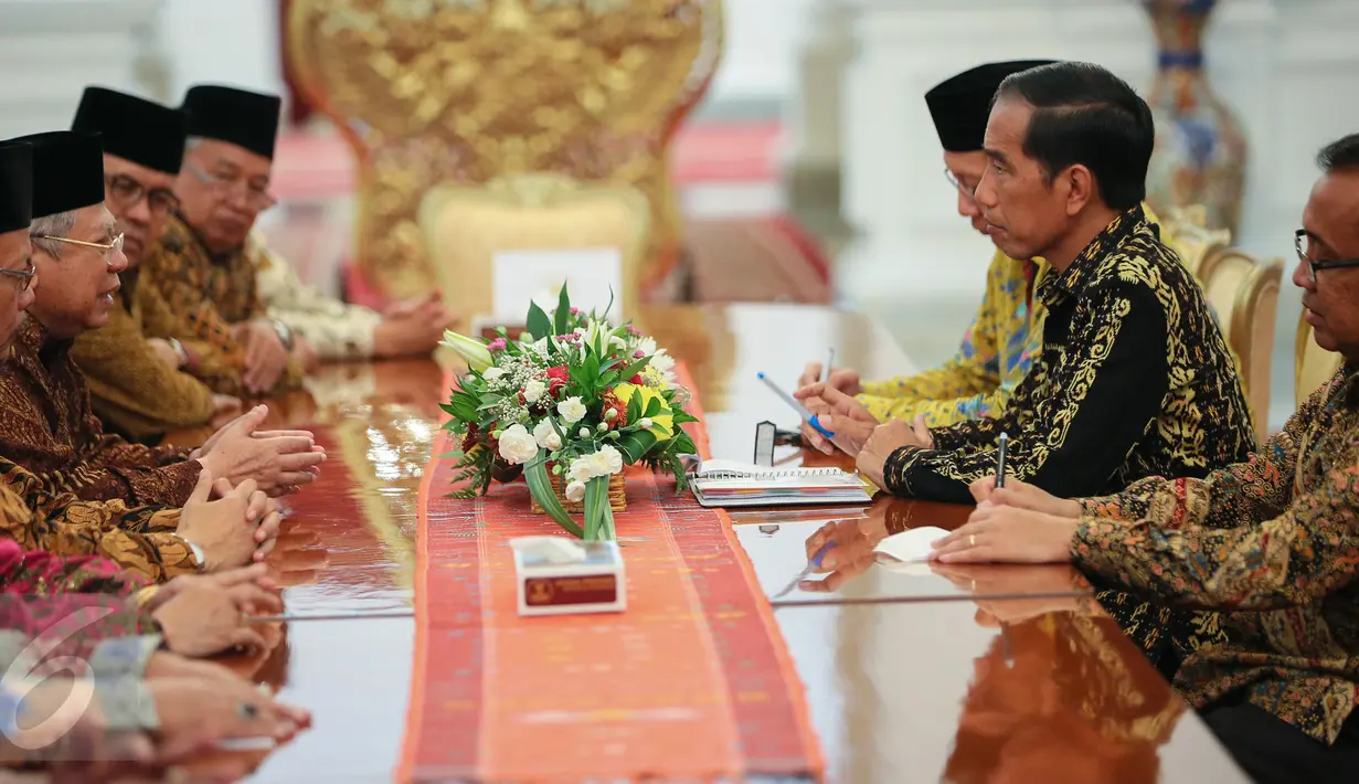 Pengurus Majelis Ulama Indonesia (MUI) bertemu Presiden Joko Widodo di Istana Merdeka, Jakarta, Selasa (5/1). Pertemuan MUI dengan Presiden untuk membahas perdamaian di Timur Tengah, khususnya antara Iran-Arab Saudi. (Liputan6.com/Faizal Fanani)