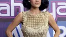 "Setelah mengalami berbagai cacian dan makian, saya harus berjuang. Dari situ saya harus mendapatkan gelar. Gelar itu bukan sensasi lagi, tapi untuk menjadi sarjana hukum," jelas Julia Perez. (Andy Masela/Bintang.com)