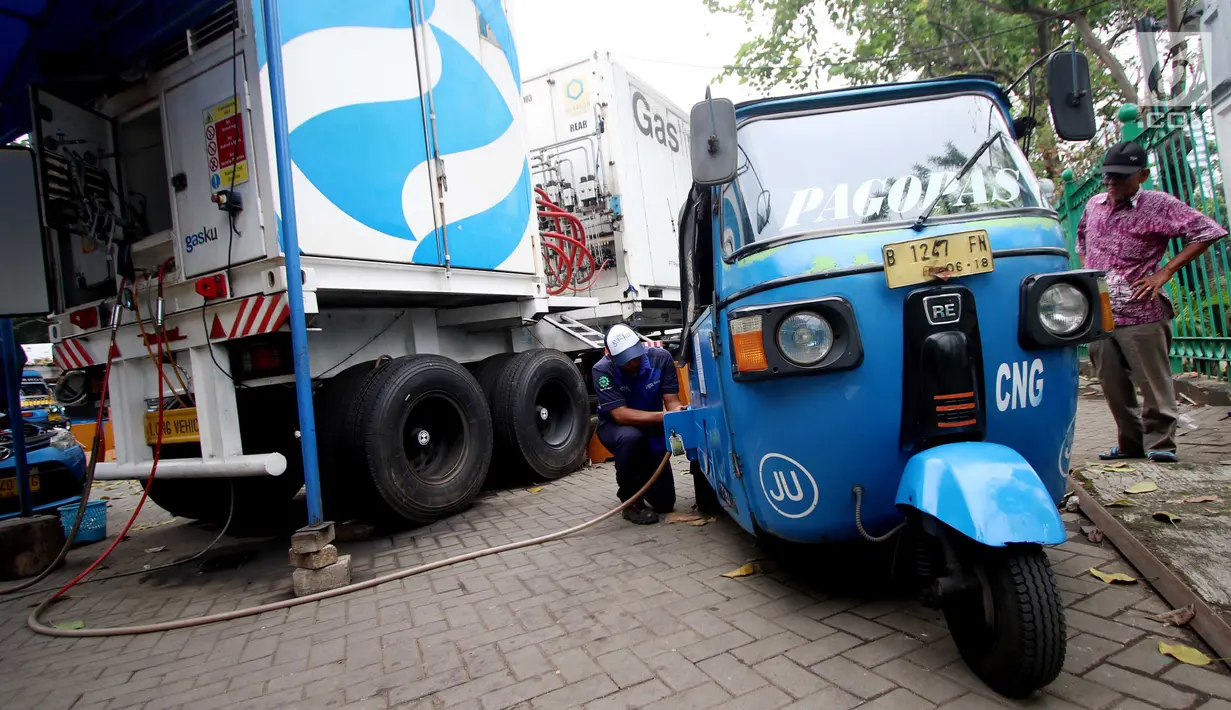 Bajaj mengisi BBG di kawasan Monas, Jakarta, Jumat (14/7). Terkait Bajaj, Gubernur DKI Jakarta, Djarot Saiful Hidayat, meminta Dishub DKI  segera membenahinya, bajaj menjadi lebih modern dan diperbanyak. (Liputan6.com/Angga Yuniar)