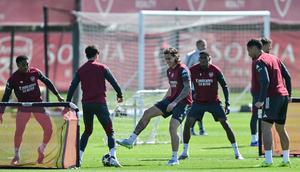 Sementara, jelang laga kontra Sporting, tim racikan Mikel Arteta dikabarkan mendapat suntikan tenaga dengan kembalinya tiga pemain inti ke sesi latihan untuk memperkuat kedalaman skuad. Tampak dalam foto, bek Arsenal asal Italia, Riccardo Calafiori (tengah) saat mengikuti sesi latihan tim di pusat pelatihan Arsenal di London Colney, utara London, pada Senin 6 April 2026. (Glyn KIRK/AFP)