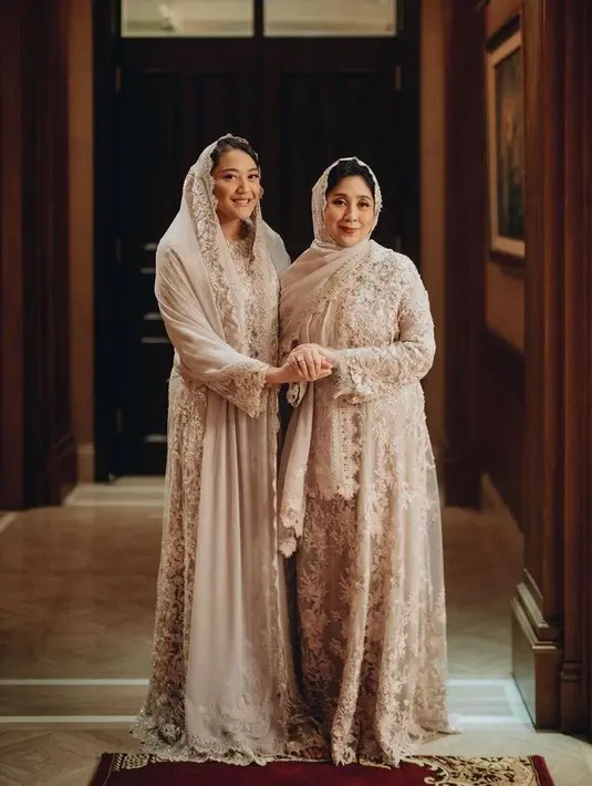 Di momen pengajian ini, Putri Tanjung juga lebih memilih busana warna yang lebih kalem, seperti soft purple.  (Instagram/morden.co)