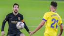 Striker Barcelona, Lionel Messi, berebut bola dengan pemain Cadiz, Alvaro Gimenez, pada laga Liga Spanyol di Stadion Ramon Carranza, Minggu (6/12/2020). Barcelona takluk dengan skor 1-2. (AP/Alvaro Rivero)