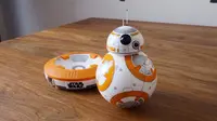 Penasaran bagaimana cara kerja robot BB-8 yang hadir di Star Wars: The Force Awakens ini bisa bergerak?