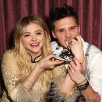 Hubungan Chloe Grace Moretz dan Brooklyn Beckham sepertinya kembali kandas. Ia tak lagi mengenakan cincin dengan inisial Brooklyn di jari manisnya. (Chelsea Lauren/E!News)