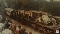 Tabrakan kereta api di tepi Sungai Serayu, di Banyumas, Jawa Tengah pada 1981. (Foto: Tangkapan layar YouTube Cerita Kereta)