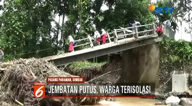 Lebih dari 200 warga di Padang Pariaman, Sumbar, terisolir lantaran jembatan ambruk diterjang banjir.