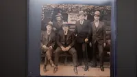 Sebuah foto Al Capone dengan rekan-rekannya di Hot Springs dipajang di Rumah Lelang Witherell, Sacramento, California, Amerika Serikat, 4 Oktober 2021. Sebanyak 174 item peninggalan salah satu gangster paling terkenal dalam sejarah AS, Al Capone, akan dilelang pada 8 Oktober 2021. (Nick Otto/AFP)