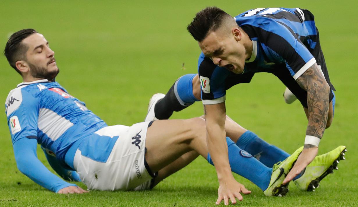 Pemain Napoli, Kostas Manolas (kiri) melakukan pelanggaran terhadap striker Inter Milan, Lautaro Martinez, saat leg pertama semifinal Coppa Italia di Stadion Giuseppe Meazza, Rabu (12/2/2020). Inter Milan  menyerah dari tamu, Napoli, dengan skor 0-1 akibat gol tunggal Fabian Ruiz. (AP/Luca Bruno)