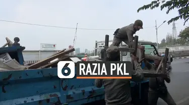 20 pedagang kaki lima terkena razia Satpol PP di Cakung, Jakarta Timur. Dalam razia ini seorang pedagang berhasil kabur.