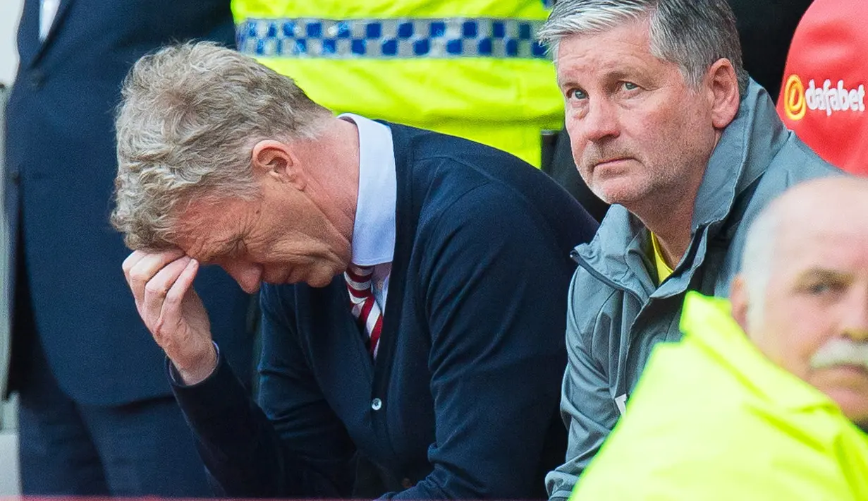Ekspresi wajah pelatih Sunderland, David Moyes (kiri) saat timnya kalah dari Manchester United pada lanjutan Premier League  Stadium of Light, Sunderland, (9/4/2017). Manchester United menang 3-0. (EPA/Peter Powell)