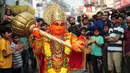 Seorang pemuja Hindu India berpakaian seperti dewa monyet Hanoman mengikuti prosesi festival Jayanti di Allahabad, India (18/10). (AFP Photo/Sanjay Kanojia)