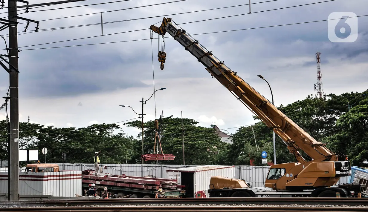 Suasana proyek pembangunan jalur lintas atas (flyover) Cakung, Jakarta, Kamis (17/12/2020). Flyover dengan biaya pembangunan mencapai Rp 261 miliar ini diharapkan mampu mengatasi kemacetan di kawasan tersebut serta meminimalisir kecelakaan akibat perlintasan sebidang. (merdeka.com/Iqbal Nugroho)