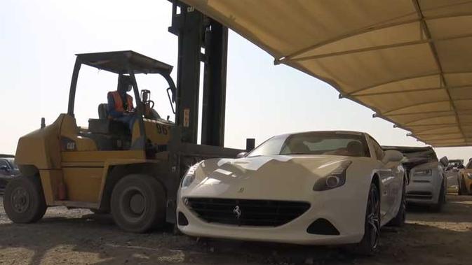 Kondisi Ferrari yang masih bagus di Scrap Yard Dubai (Supercar Blondie)