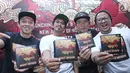 Personel band Rocket Rockers menunjukan album mereka seusai rilis album ke-6 di kawasan Tebet, Jakarta, Rabu (18/10). Album ke-6 Rocket Rockers berjudul Cheers From Rocket Rockers. (Liputan6.com/Herman Zakharia)