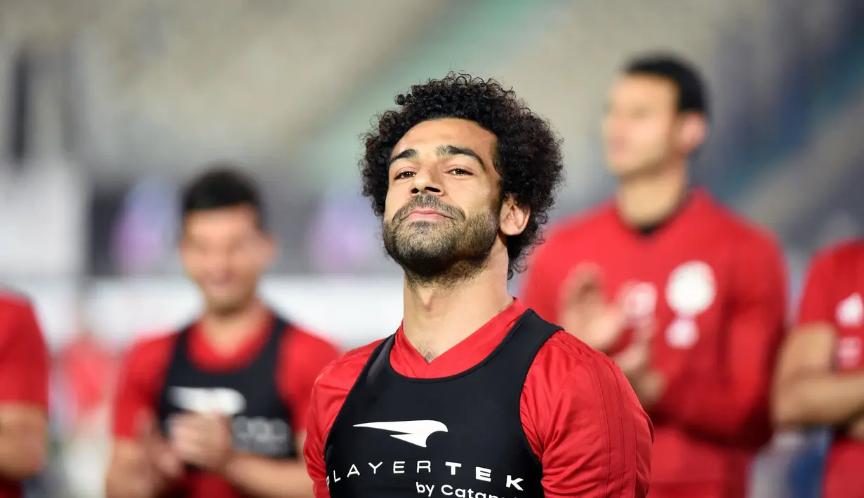 Pesepakbola timnas Mesir, Mohamed Salah menghadiri sesi latihan terakhir timnya menuju Piala Dunia 2018 di Kairo, Sabtu (9/6). Dokter timnas Mesir mengatakan tidak ada jaminan bagi Salah menjadi starter menghadapi Uruguay nanti.  (AFP/Khaled DESOUKI)