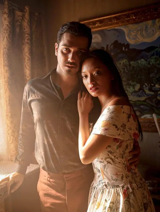 Dua kali mendapat peran singkat sebagai penutup di film Pengabdi Setan, membuat Fachri dan Abigail akrab. Persahabatan keduanya pun diabadikan dalam sebuah pemotretan. Gaya vintage dalam sesi photoshoot tersebut membuat dua artis ini tampil awet muda bak pasangan 80-an. (Liputan6.com/IG/@aialbar)