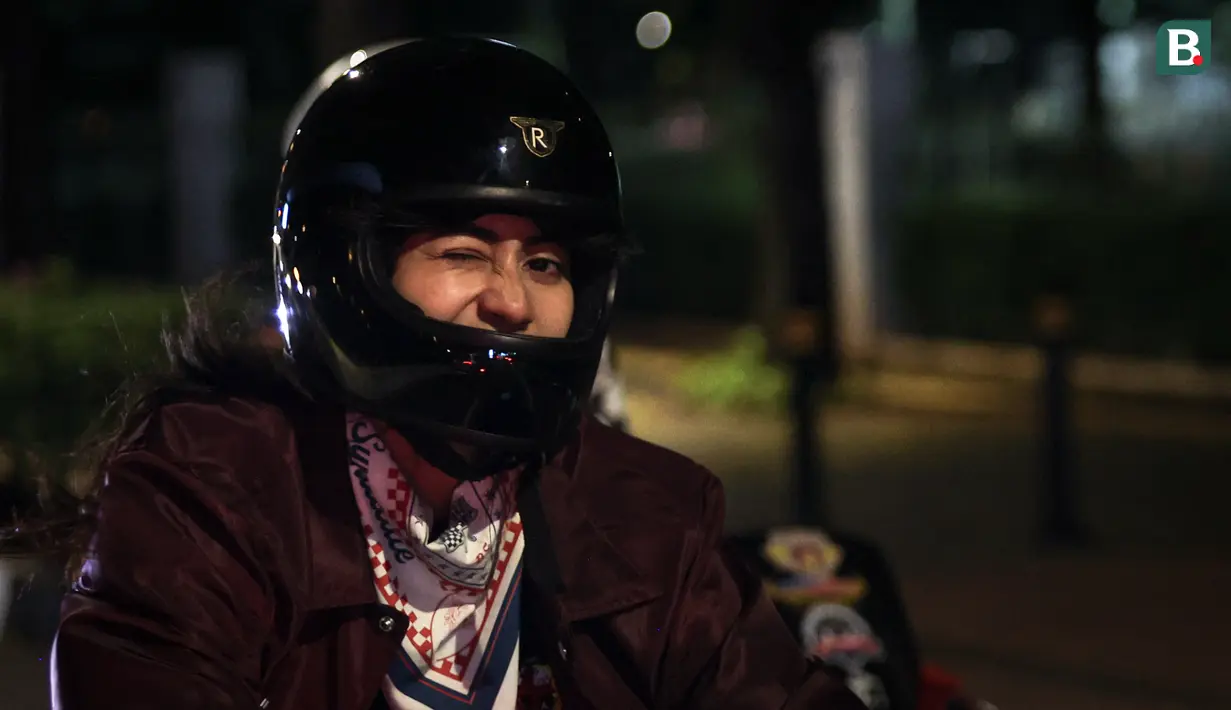 Selebritas Indonesia, Sintya Marisca mengedipkan sebelah matanya saat berpose di depan fotografer ketika city riding bersama Pertamina Enduro di Jalan Pattimura, Jakarta, Minggu (26/11/2023). (Bola.com/Bagaskara Lazuardi)