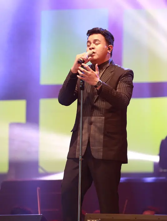 'Saya deg-degan. Saya akan membawakan lagu, orang (penyanyi)nya ada di belakang (panggung). Tolong promotor, pastikan pas saya nyanyi, Mas Ari sedang di kamar mandi,' ucap Tulus disambut riuh tawa penonton.(Deki Prayoga/Bintang.com)