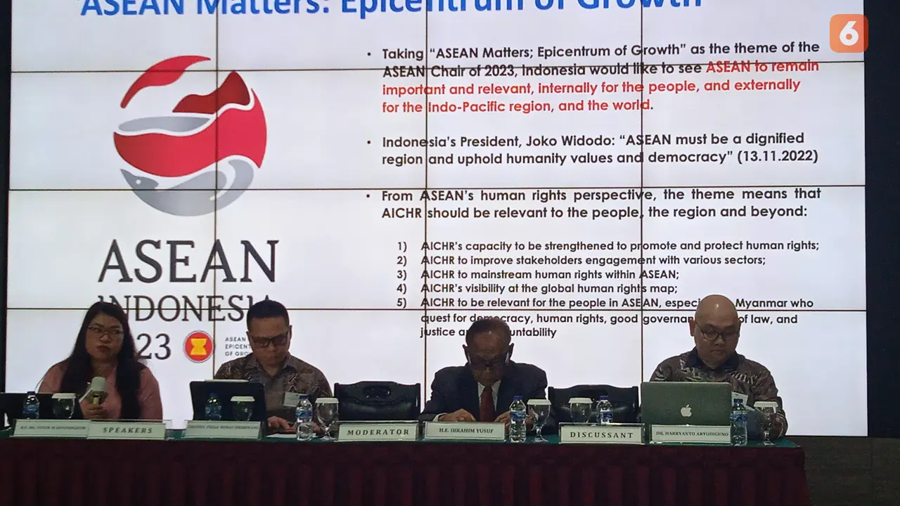 Wakil Indonesia untuk AICHR Yuyun Wahyuningrum, dosen Universitas Pertahanan Indonesia Kolonel Frega Wenas, dosen President University Harryanto Aryodiguno, dan pengurus ICWA Ibrahim Yusuf dalam Focus Group Discussion: Tantangan dan Kesempatan ASEAN di ba