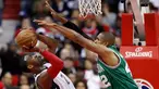 Pemain Washington Wizards, John Wall (2) berusaha memasukan bola dari kawalan pemain Boston Celtics, Al Horford di gim keenam semifinal wilayah timur Playoffs NBA 2017 di Washington (12/5). Wizards menang atas Celtics 92-91. (AP Photo / Alex Brandon)