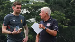 Legenda Liverpool, Roy Evans (kanan) berdiskusi saat memberikan pelatihan kepada anak-anak di Lapangan Sepak Bola Pertamina, Jakarta, Jumat (9/3/2018). Kegiatan ini dalam rangka LFC World Jakarta. (Bola.net/Fitri Apriani)