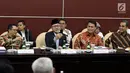 Ketua MPR Zulkifli Hasan (kedua kiri) serta Wakil Pimpinan MPR Mahyudin (kiri), Ahmad Basarah (kedua kanan), Ahmad Muzani (kanan) saat memimpin rapat gabungan di Kompleks Parlemen, Jakarta, Senin (23/9/2019). Ini merupakan rapat terakhir kepemimpinan MPR periode 2014-2019. (Liputan6.com/JohanTallo)