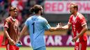 Kiper Auckland City, Conor Tracey, bersalaman dengan pemain Bayern Munchen, Harry Kane, setelah pertandingan Grup C Piala Dunia Antarklub 2025 di TQL Stadium, Minggu (15/06/2025). (AFP/(Photo by Dylan Buell)