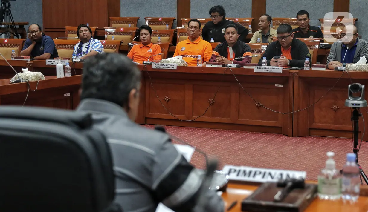 Sejumlah perwakilan suporter sepak bola mengikuti rapat dengar pendapat dengan Komisi X DPR di Kompleks Parlemen, Senayan, Jakarta, Selasa (8/11/2022). Rapat tersebut membahas pengelolaan dan manajemen pertandingan serta perlindungan suporter di dalam Undang-Undang. (Liputan6.com/Angga Yuniar)