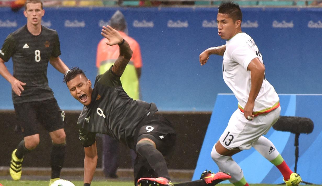Pemain Jerman, Davie Selke (kiri), berebut bola dengan pemain Meksiko, Carlos Salcedo, pada laga perdana Grup C Olimpiade Rio 2016 di Arena Fonte Nova, Jumat (5/8/2016) dini hari WIB. (AFP/Nelson Almeida)