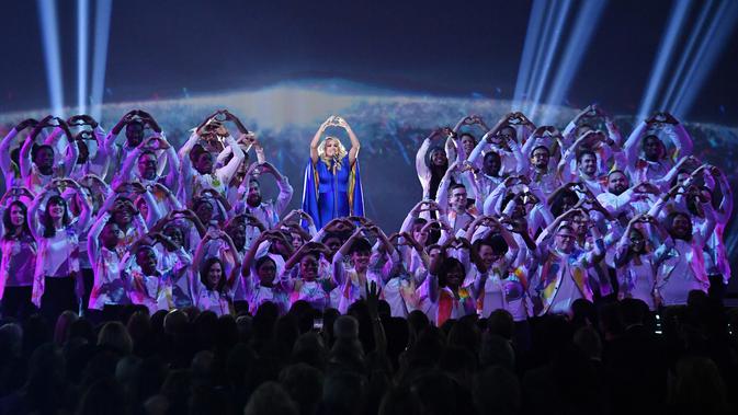 Carrie Underwood saat tampil di panggung CMA Awards 2018 di Bridgestone Arena, Nashville, Tennessee, AS, Rabu (14/11). Carry membawakan lagu 'Love Wins' di panggung CMA Awards 2018. (Michael Loccisano/Getty Images/AFP)