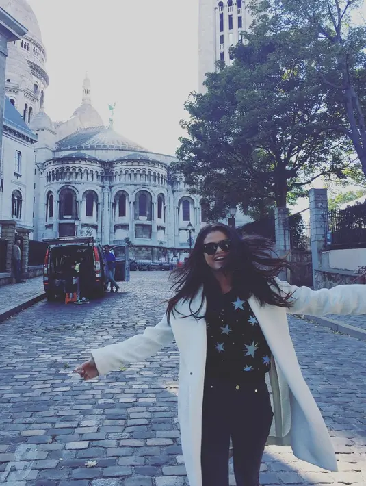 Memakai celana jeans dengan atasan kaus oblong sepertinya menjadi gaya andalan Selena. Namun kali ini ia menambahkannya dengan long outer berwarna putih. (Instagram/selenagomez)