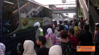 Citizen6, Jakarta: Angkutan umum di Jakarta belum juga berbenah. Banyak calon penumpang yang tidak kebagian bus dan angkutan menuju kawasan timur Jakarta pada, Sabtu (2/7). Bus-bus sudah nampak penuh sesak dengan penumpang saat akan naik. (Pengirim: Akhid