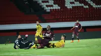 Striker PSM, Bruce Djite, saat melawan Bhayangkara FC di Stadion I Wayan Dipta, Gianyar, Minggu (15/7/2018). (Bola.com/Abdi Satria)
