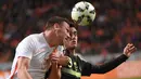 Bek Belanda,  Stefan de Vrij (kiri) berebut bola udara dengan pemain Spanyol Juanmi pada laga persahabatan di Amsterdam Arena, Belanda, Rabu (1/4/2015). Belanda menang 2-0 atas Spanyol. (AFP PHOTO/Emmanuel Dunand)