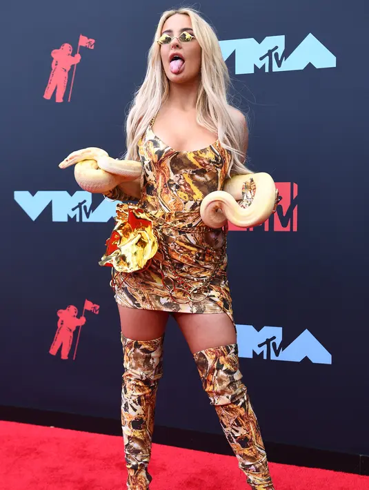 Tana Mongeau berpose di karpet merah saat menghadiri MTV VMA's 2019 di New Jersey, AS (26/8/2019). Bintang YouTuber Tana Mongeau menjadi pusat perhatian karena sensasinya membawa seekor ular di acara tersebut. (Photo by Johannes EISELE / AFP)