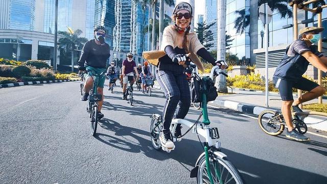 7 Potret Irene Librawati Pemeran Elis di Naluri Hati saat Bersepeda, Tetap Stylish